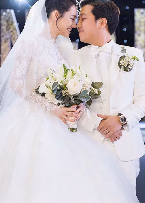 “Với Trường Giang thì phe vợ lúc nào cũng mạnh hơn mà, tôi đâu dám cãi lại”, Trường Giang hài hước chia sẻ trên Dân Việt. Ảnh: Yan