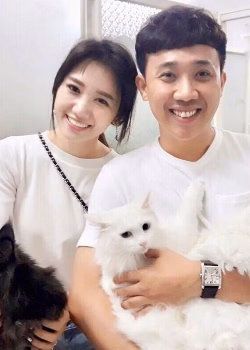 Theo lời Trấn Thành, mỗi ngày Hari Won đưa anh 2 triệu dắt túi. Ban đầu nam danh hài không quen nhưng sau cảm thấy may mắn vì có bà xã quản lý tiền bạc.