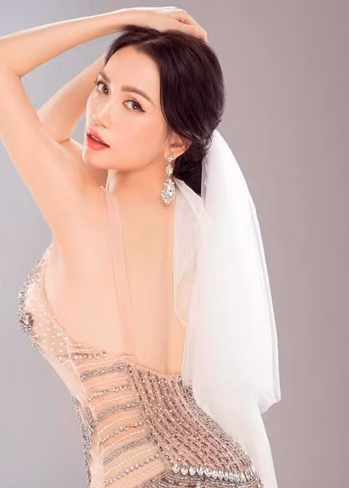 Sĩ Thanh theo đuổi phong cách thời trang gợi cảm trong cả hoạt động nghệ thuật lẫn cuộc sống.