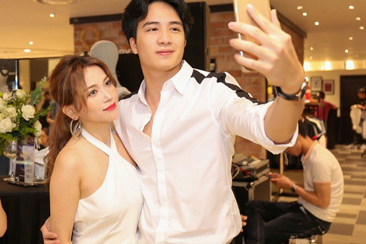 Sĩ Thanh gây chú ý khi hẹn hò bác sĩ điển trai Hạo Đông. Gần đây, cặp đôi vướng nghi vấn chia tay khi không còn theo dõi nhau trên mạng xã hội. Mặc dù vậy cả hai chưa xác nhận chuyện chia tay.