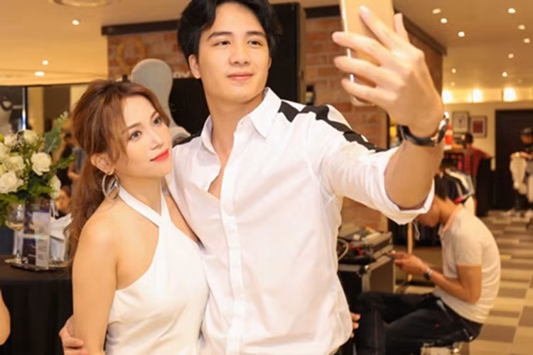 Sĩ Thanh gây chú ý khi hẹn hò bác sĩ điển trai Hạo Đông. Gần đây, cặp đôi vướng nghi vấn chia tay khi không còn theo dõi nhau trên mạng xã hội. Mặc dù vậy cả hai chưa xác nhận chuyện chia tay.