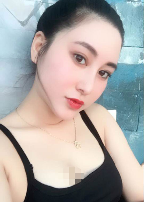 Vy Hảo sinh năm 1996, đến từ Phú Thọ. Cô từng theo học khoa Diễn viên Điện ảnh, trường đại học sân khấu TP HCM.