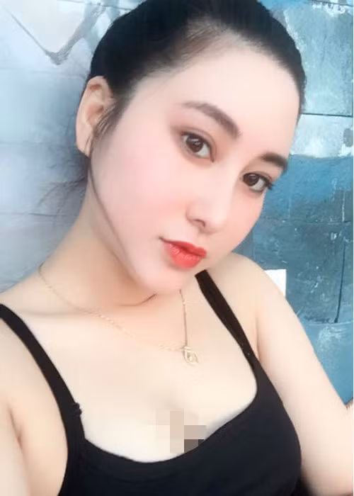 Vy Hảo sinh năm 1996, đến từ Phú Thọ. Cô từng theo học khoa Diễn viên Điện ảnh, trường đại học sân khấu TP HCM.