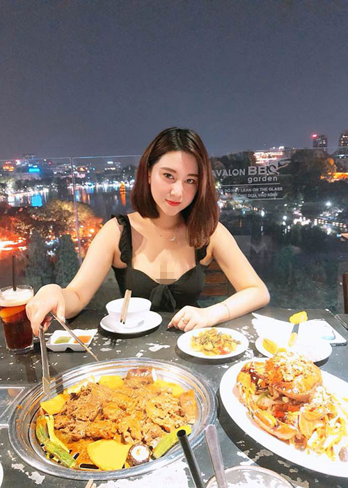 Tình cũ tin đồn của Hà Việt Dũng từng vướng tin đồn hẹn hò ca sĩ Khánh Phương. Về phía Vy Hảo, cô phủ nhận nghi vấn này.