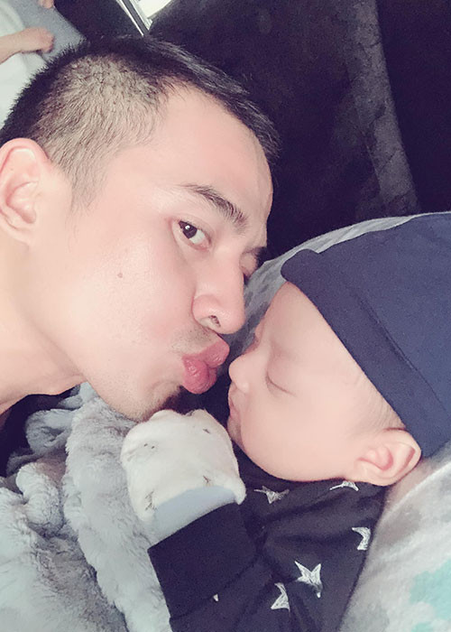 Lương Thế Thành rất mê con trai, hay giành việc chăm sóc bé với Thúy Diễm.