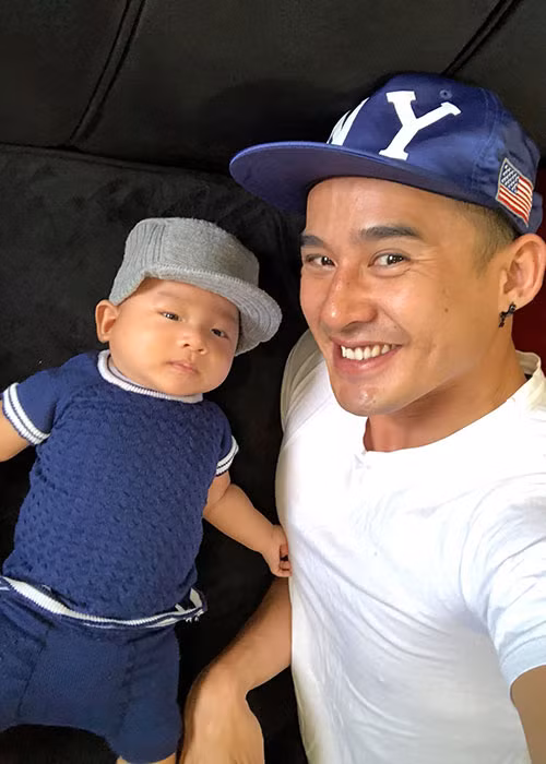 Từ khi có con, Lương Thế Thành đi đâu cũng muốn về nhà sớm để ôm con. Đối với anh, cuộc sống của người cha bỉm sữa vất vả nhưng rất hạnh phúc.