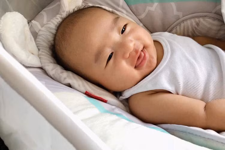 Bé Bảo Bảo rất hay cười, biết bắt chước biểu cảm của bố mẹ.