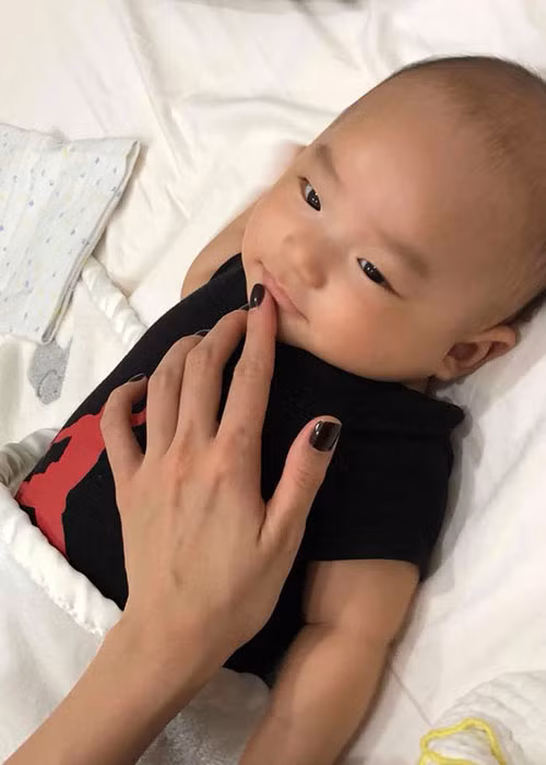 Nữ diễn viên không kìm được cảm xúc mỗi khi ngắm thiên thần nhỏ đáng yêu của mình.