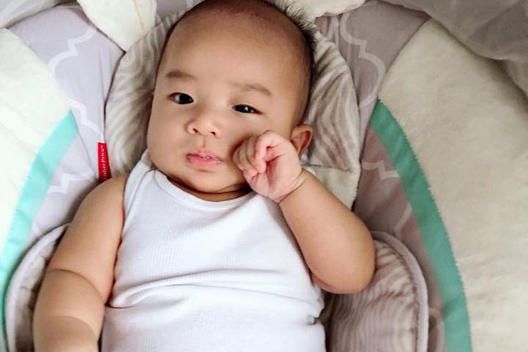 Bé Bảo Bảo càng lớn càng kháu khỉnh, đáng yêu.