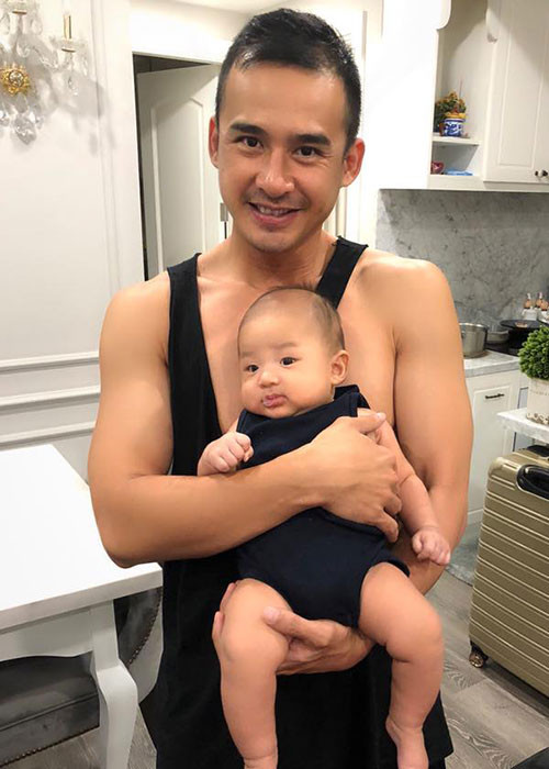 Nam diễn viên luôn bế con trai mỗi khi ở nhà nhưng đến khi đi làm vẫn thấy nhớ thiên thần nhỏ của mình.