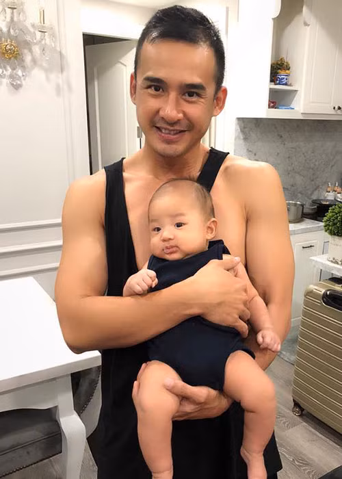 Nam diễn viên luôn bế con trai mỗi khi ở nhà nhưng đến khi đi làm vẫn thấy nhớ thiên thần nhỏ của mình.