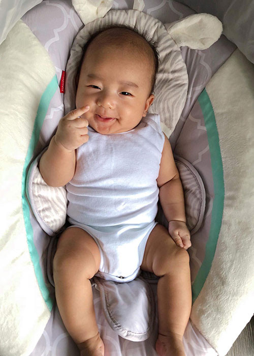 Bé Bảo Bảo trộm vía bụ bẫm, hay cười, giống bố như tạc.