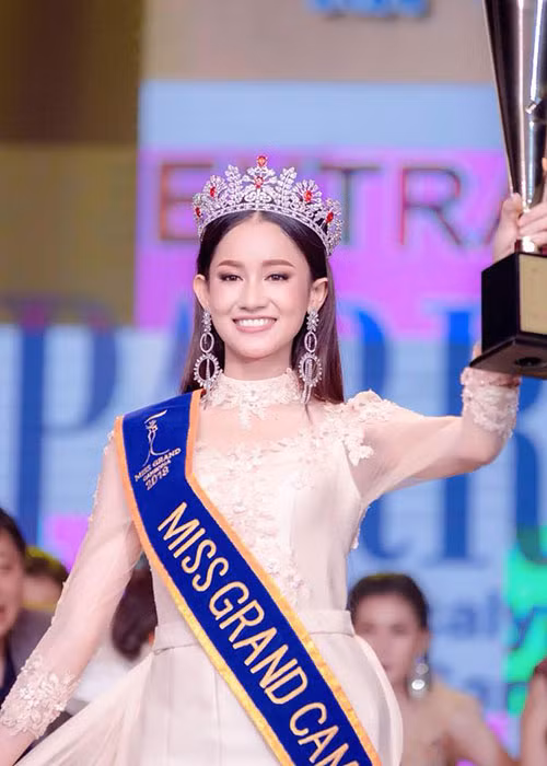 Dy Lika là đại diện Campuchia tại Hoa hậu Hòa bình Quốc tế sau người tiền nhiệm Khloem Sreykea từng tham gia cuộc thi năm 2017 và ra về mà không có thành tích nào.