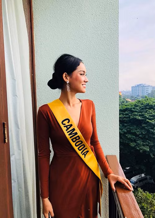 Người đẹp đến từ Campuchia năm nay 20 tuổi, cao 1m72.