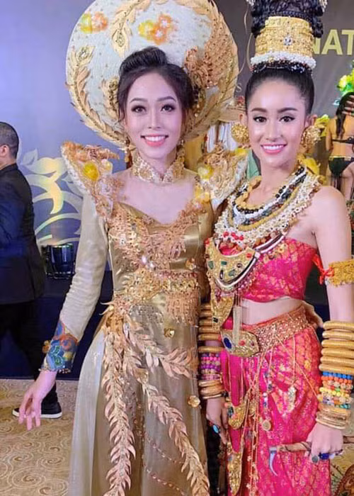 Hoa hậu Hòa bình Campuchia 2018 đã tốt nghiệp trường THPT Sisowath, ở thủ đô Phnom Penh.