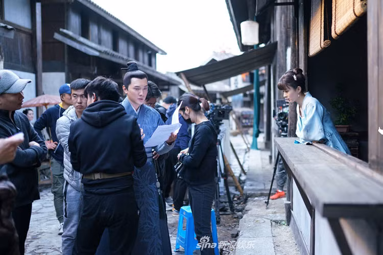 Trước khi công khai thông tin đã đăng ký kết hôn, đôi uyên ương liên tục vướng nghi vấn tình cảm.