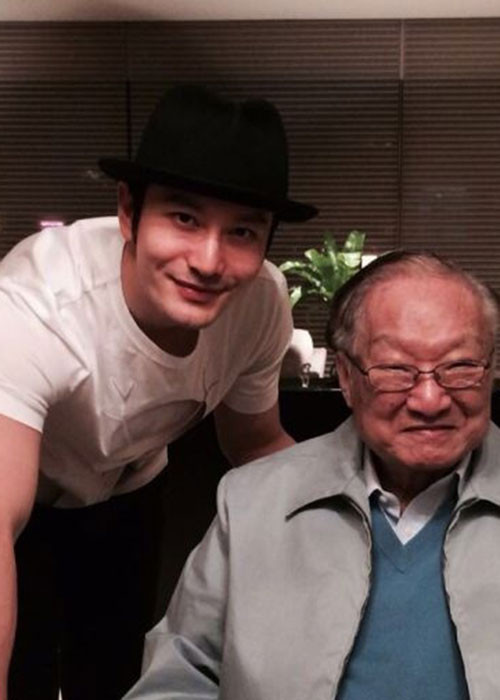 Hồ Quân còn viết: "Trước khi chúng tôi về, ông nhất quyết phải đưa chúng tôi ra đến thang máy. Không ngờ cái vẫy tay lần đó lại là vĩnh biệt. Mong ông lên đường bình an”.