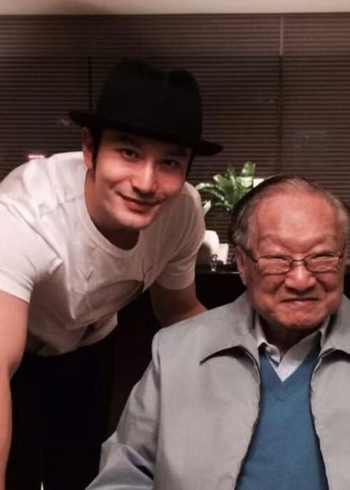 Hồ Quân còn viết: "Trước khi chúng tôi về, ông nhất quyết phải đưa chúng tôi ra đến thang máy. Không ngờ cái vẫy tay lần đó lại là vĩnh biệt. Mong ông lên đường bình an”.