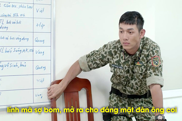 Là quân nhân, Duy Kiên luôn giữ thái độ lạc quan, hài hước. "Lính mà sợ bom, mở ra cho đáng mặt đàn ông coi", Duy Kiên nói khi Bảo Huy nhận được một hộp thư.