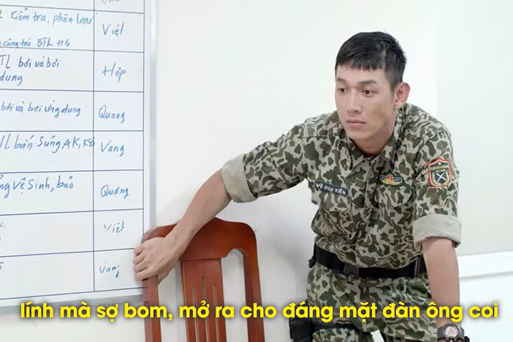 Là quân nhân, Duy Kiên luôn giữ thái độ lạc quan, hài hước. "Lính mà sợ bom, mở ra cho đáng mặt đàn ông coi", Duy Kiên nói khi Bảo Huy nhận được một hộp thư.