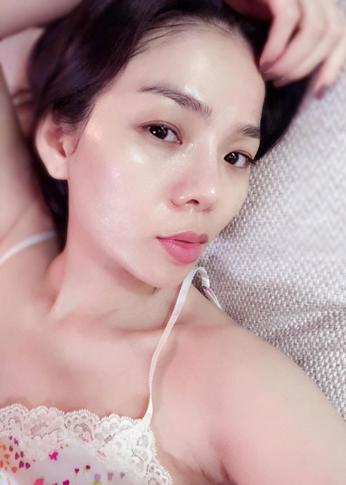 Hình ảnh Lệ Quyên đắp mặt nạ dưỡng da trước khi đi ngủ vào mỗi tối.