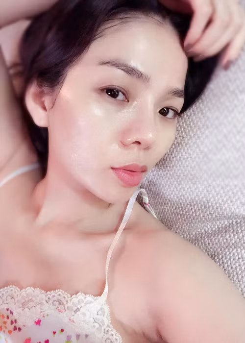 Hình ảnh Lệ Quyên đắp mặt nạ dưỡng da trước khi đi ngủ vào mỗi tối.