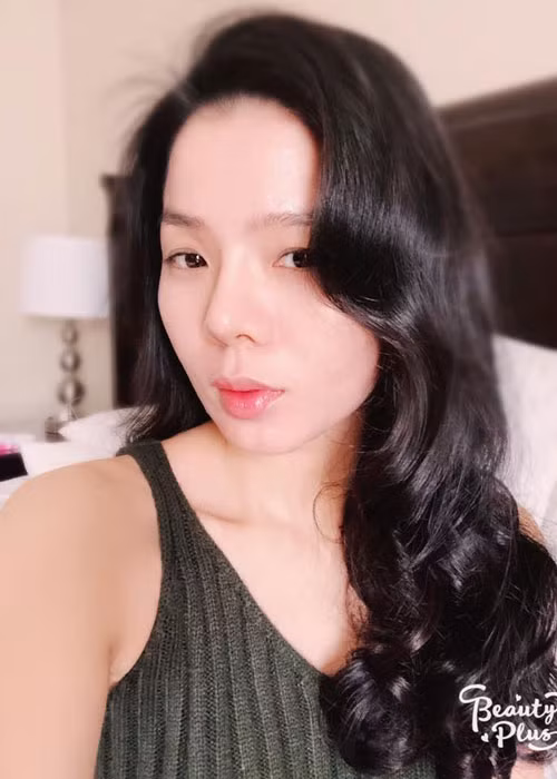 Lệ Quyên nâng mũi cách đây nhiều năm. Nhờ dao kéo, gương mặt của cô trở nên xinh đẹp hơn.