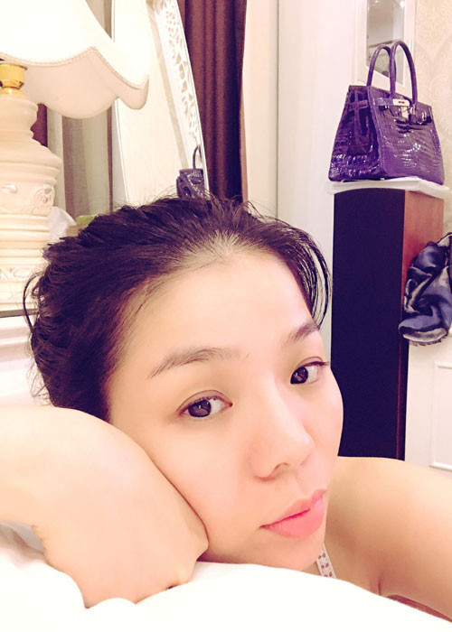 Gương mặt mộc của Lệ Quyên đã đẹp không tỳ vết, chả trách khi trang điểm, cô lại càng xinh đẹp.