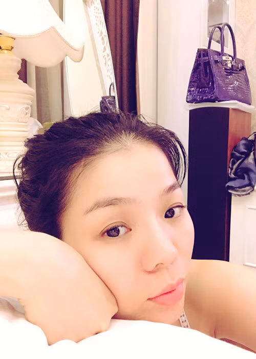 Gương mặt mộc của Lệ Quyên đã đẹp không tỳ vết, chả trách khi trang điểm, cô lại càng xinh đẹp.