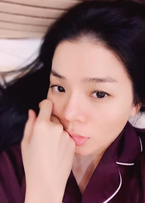 Để mặt mộc nhẹ nhàng, "nữ hoàng phòng trà" toát lên vẻ ngoài tự nhiên hơn.