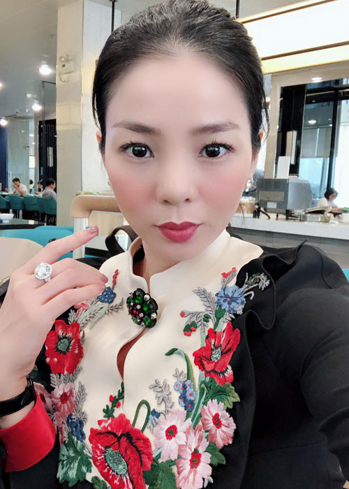 Tuy nhiên, ngay cả khi không còn sụn mũi, Lệ Quyên vẫn xinh đẹp, thậm chí được khen trẻ, tự nhiên hơn.