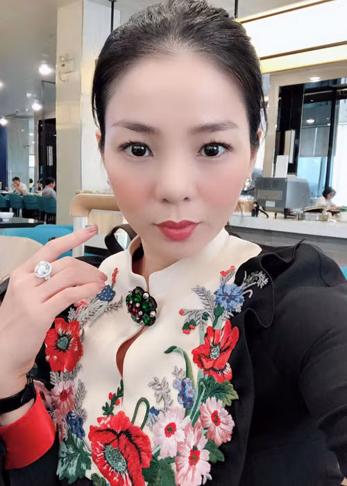 Tuy nhiên, ngay cả khi không còn sụn mũi, Lệ Quyên vẫn xinh đẹp, thậm chí được khen trẻ, tự nhiên hơn.