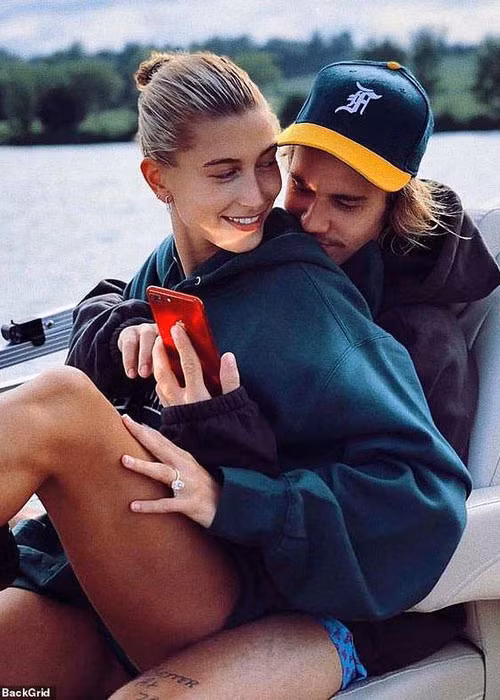 Một nguồn tin cho biết cặp đôi đang lên kế hoạch cho một nghi lễ trang trọng nhưng chỉ có tính thủ tục đơn giản, vì giờ đây họ đã chính thức là vợ chồng.