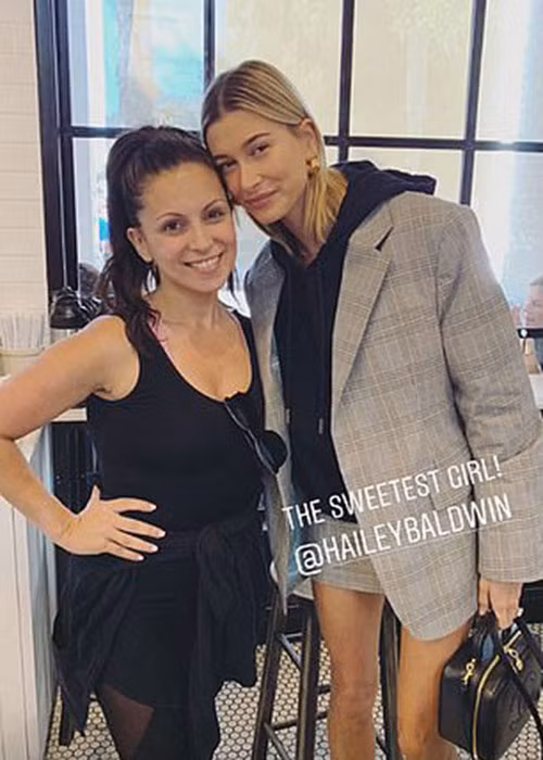 Fan may mắn nghe được lời xác nhận kết hôn của Justin còn khoe ảnh chụp cùng anh và Hailey.