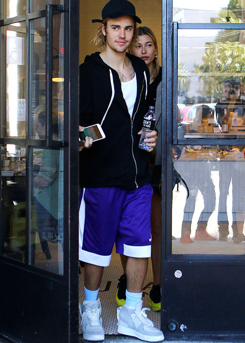 Hình ảnh cặp đôi Justin và Hailey cùng nhau rời nhà hàng sau khi ăn sáng.