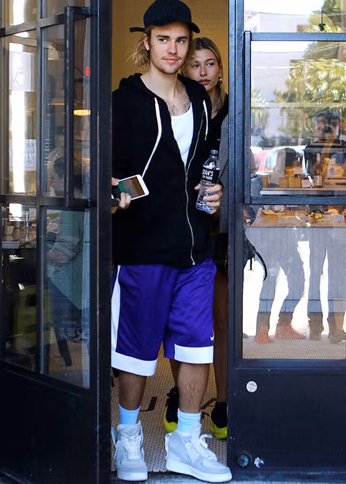 Hình ảnh cặp đôi Justin và Hailey cùng nhau rời nhà hàng sau khi ăn sáng.