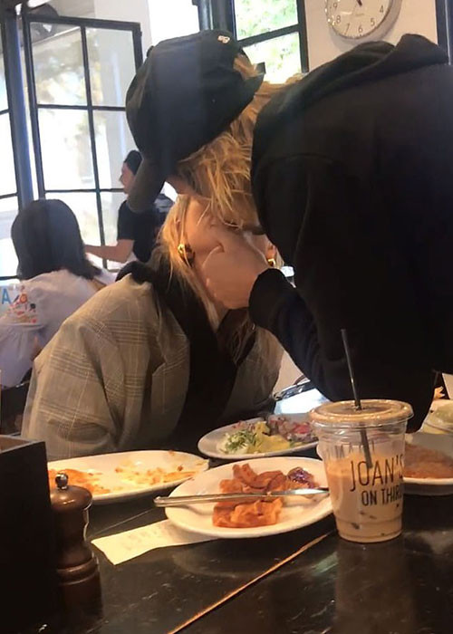 Justin xác nhận chuyện kết hôn khi cùng đi ăn sáng với Hailey tại một nhà hàng ở Los Angeles, Mỹ.