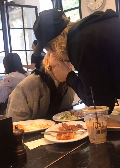 Justin xác nhận chuyện kết hôn khi cùng đi ăn sáng với Hailey tại một nhà hàng ở Los Angeles, Mỹ.