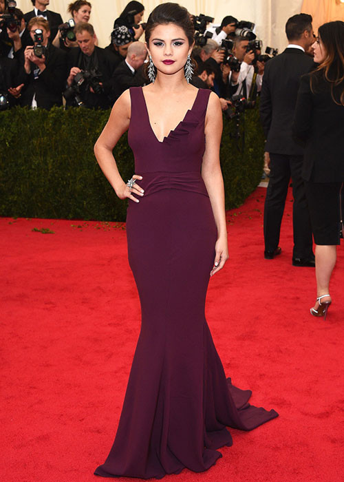 Từ nàng công chúa Disney ngọt ngào, Selena lột xác thành nữ ca sĩ gợi cảm.