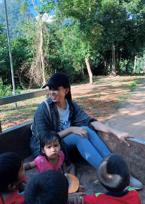 Từ bao đời nay, người dân bản Nịu dùng nước ở con suối Cà Roòng để sinh hoạt, tắm giặt, ăn uống thậm chí không qua nấu chín.