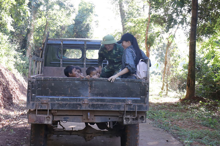 Vì đường di chuyển trên bản khó khăn, Hoa hậu Trần Tiểu Vy phải đi nhờ xe công nông của lực lượng Bộ đội biên phòng tại địa phương.
