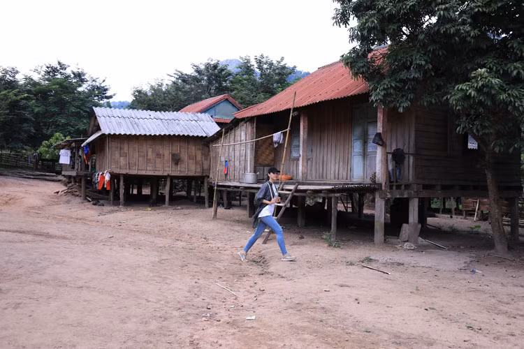 Nhận thấy sự cần thiết của nước với đời sống bà con, Trần Tiểu Vy đã quyết định thực hiện dự án mang nước sạch về với dân làng bản Nịu.