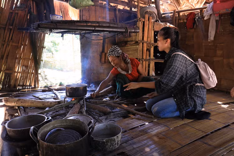 Thực hiện dự án nhân ái, Hoa hậu Việt Nam 2018 diện trang phục giản dị, năng động.