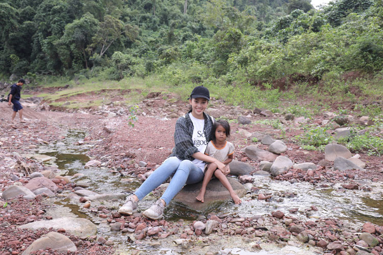 Bản Nịu là một vùng khó khăn tại xã Thượng Trạch, nơi không có điện lưới quốc gia, không mạng internet và điều cấp thiết nhất là không có nước sạch để sử dụng cho các sinh hoạt cơ bản.