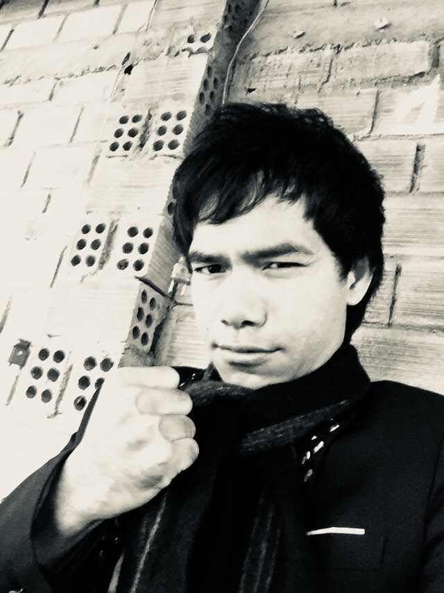 Thế nhưng tháng 7.2014, anh bất ngờ vướng phải scandal có con với bạn gái là fan của mình. Khi phóng viên liên lạc với Ya Suy, ban đầu quán quân Vietnam Idol phủ nhận thông tin này. Anh thậm chí còn phân trần: "Trong thời gian thi Vietnam Idol, tôi gặp rất nhiều áp lực nên muốn tập trung toàn bộ tâm sức vào cuộc thi và không hẹn hò với bất kì ai".