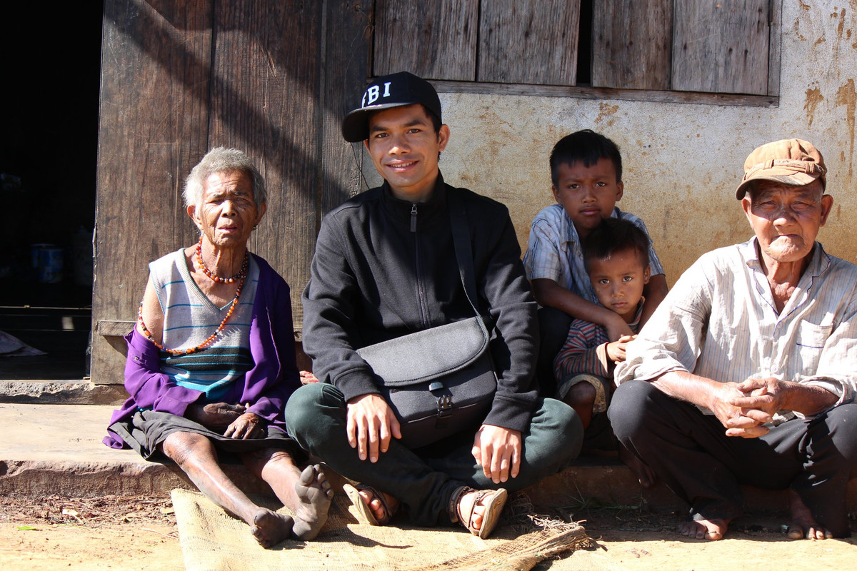Trên trang cá nhân, Ya Suy thỉnh thoảng vẫn chia sẻ hình ảnh bên gia đình và quê hương của anh. Qua đó, fan thấy được cuộc sống đời thường của anh đã trở lại bình yên sau sóng gió đời tư.
