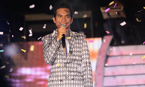 Còn nhớ thời điểm năm 2012, trong sự bùng nổ các chương trình truyền hình thực tế, chiến thắng của Ya Suy - một chàng trai không được đào tạo bài bản về thanh nhạc - tại Vietnam Idol mùa 4 đã gây nhiều tranh cãi. Đa số cho rằng anh có giọng hát truyền cảm, mộc mạc nhưng chưa đủ thuyết phục để leo lên ngôi vị quán quân.