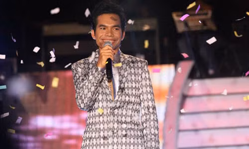 Còn nhớ thời điểm năm 2012, trong sự bùng nổ các chương trình truyền hình thực tế, chiến thắng của Ya Suy - một chàng trai không được đào tạo bài bản về thanh nhạc - tại Vietnam Idol mùa 4 đã gây nhiều tranh cãi. Đa số cho rằng anh có giọng hát truyền cảm, mộc mạc nhưng chưa đủ thuyết phục để leo lên ngôi vị quán quân.