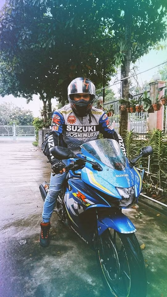 Sau đó, Ya Suy dường như tích cực xuất hiện nhiều hơn trên mạng xã hội. Anh đăng ảnh "cưỡi" xe mô tô và thích thú nói về đam mê tốc độ.