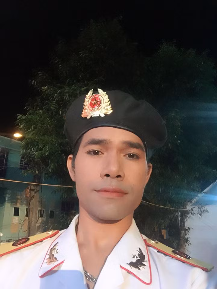 Thỉnh thoảng, Ya Suy chia sẻ ảnh đi diễn ở địa phương và cuộc sống bình dị ở quê hương.